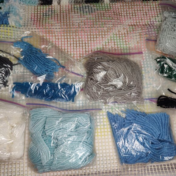 Caron 4784 Lone Wolf Latch Hook Kit PARTIALLY COMPLETED + SUPPLIES TO FINISH - Picture 7 of 11